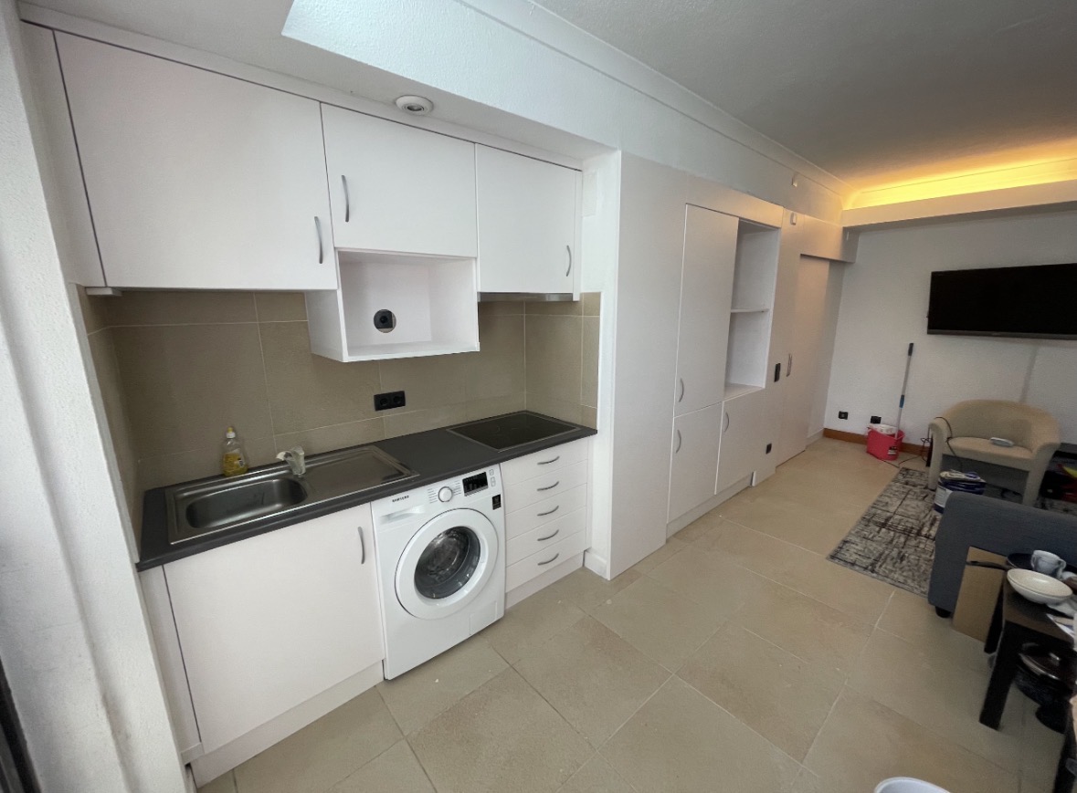 Cozinha e armários lacados a branco depois da renovação